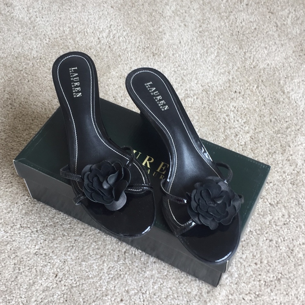 Black sandals with short heels